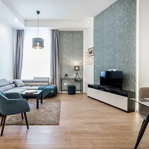 Bpr Thrill Design With A/c , Budapest Hongrie